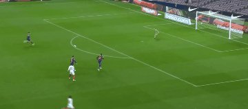 塞维利亚球员不满判罚:巴萨本应少一人作战